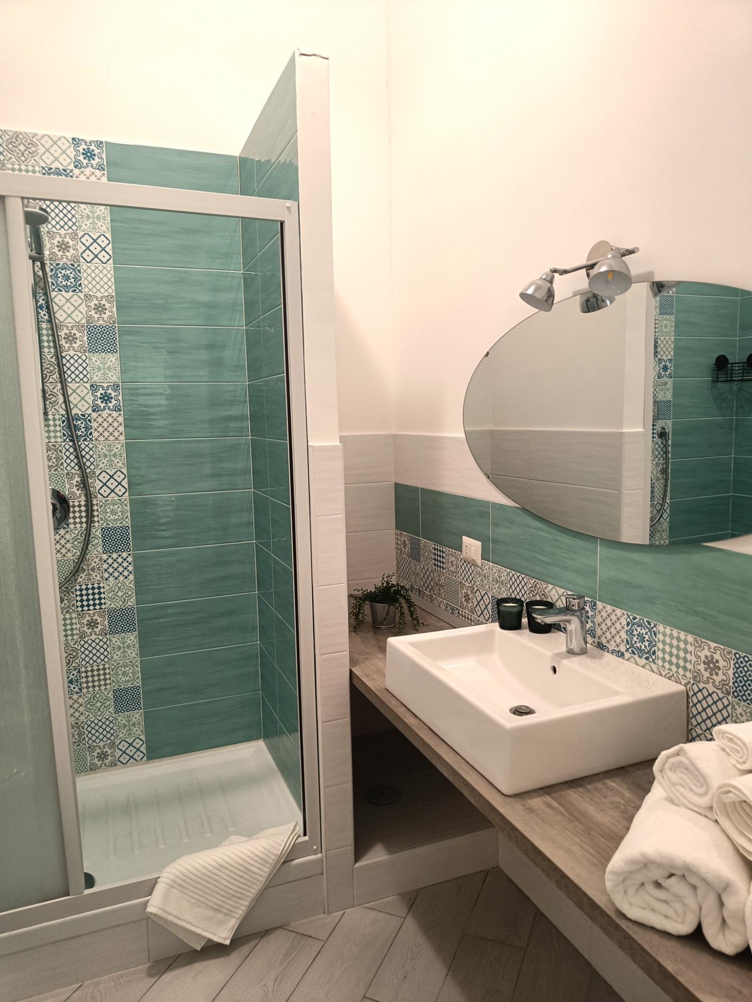 Pansini 1, bagno con doccia
